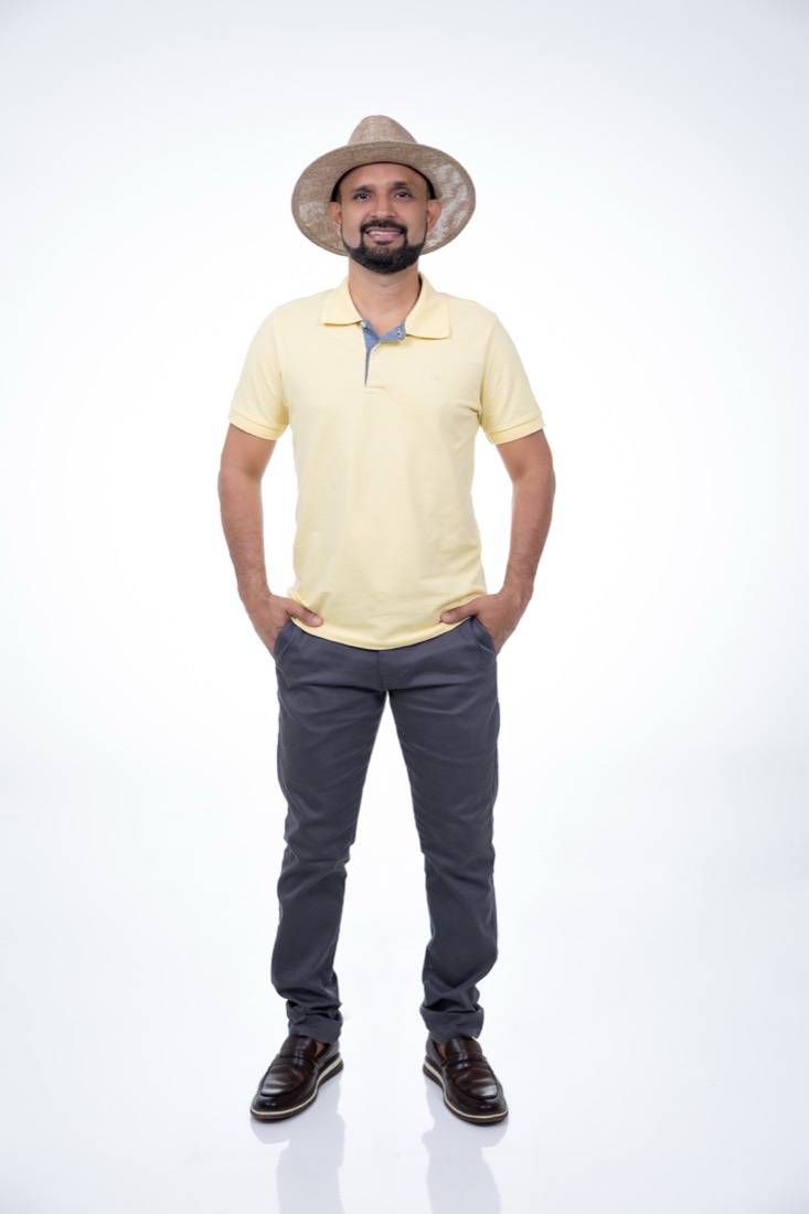 Dr. Casimiro Junior de corpo inteiro, camisa polo amarela